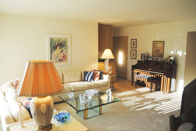 507 Ridge Road Highland Park, IL 60035 - Photo 6 of 20 a living room with furniture and a table