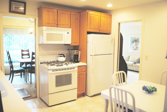 507 Ridge Road Highland Park, IL 60035 - Photo 8 of 20 a kitchen with a stove a refrigerator and a dining table