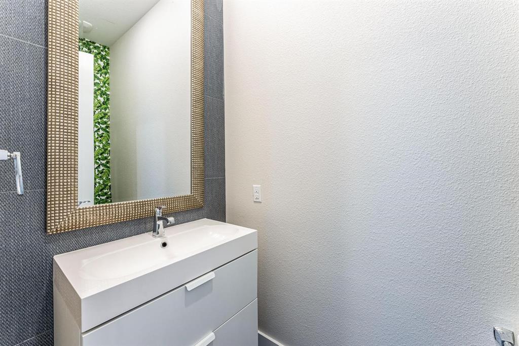 4013 Ivanhoe Lane Dallas, TX 75212 - Photo 4 of 38 Bathroom featuring vanity