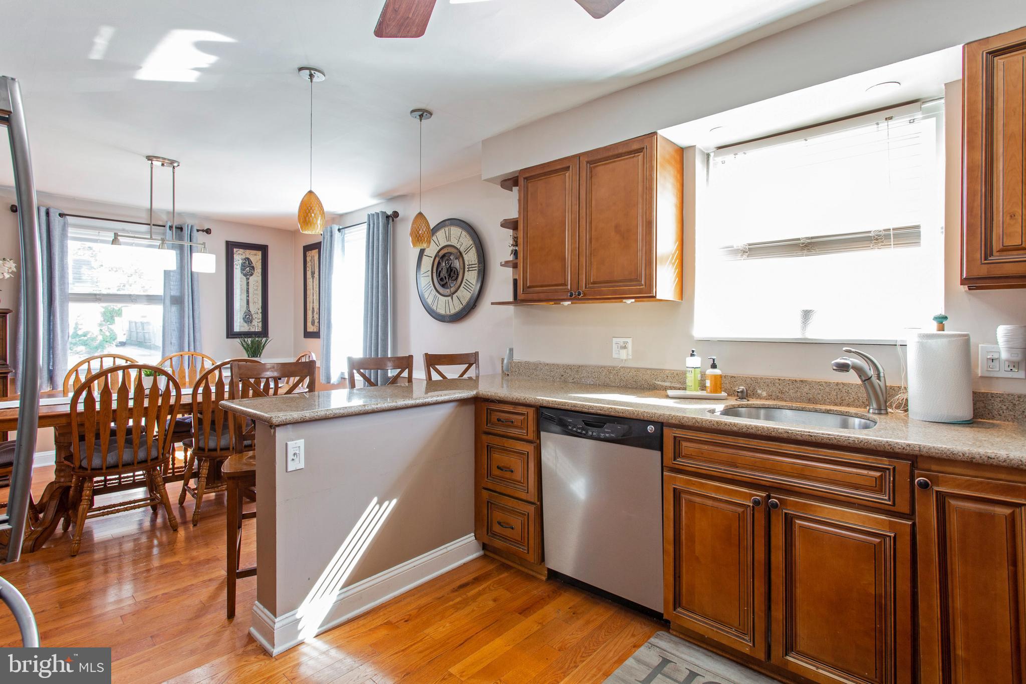 126 Kent Road Springfield, PA 19064 - Photo 18 of 34 Kitchen with Eating Area