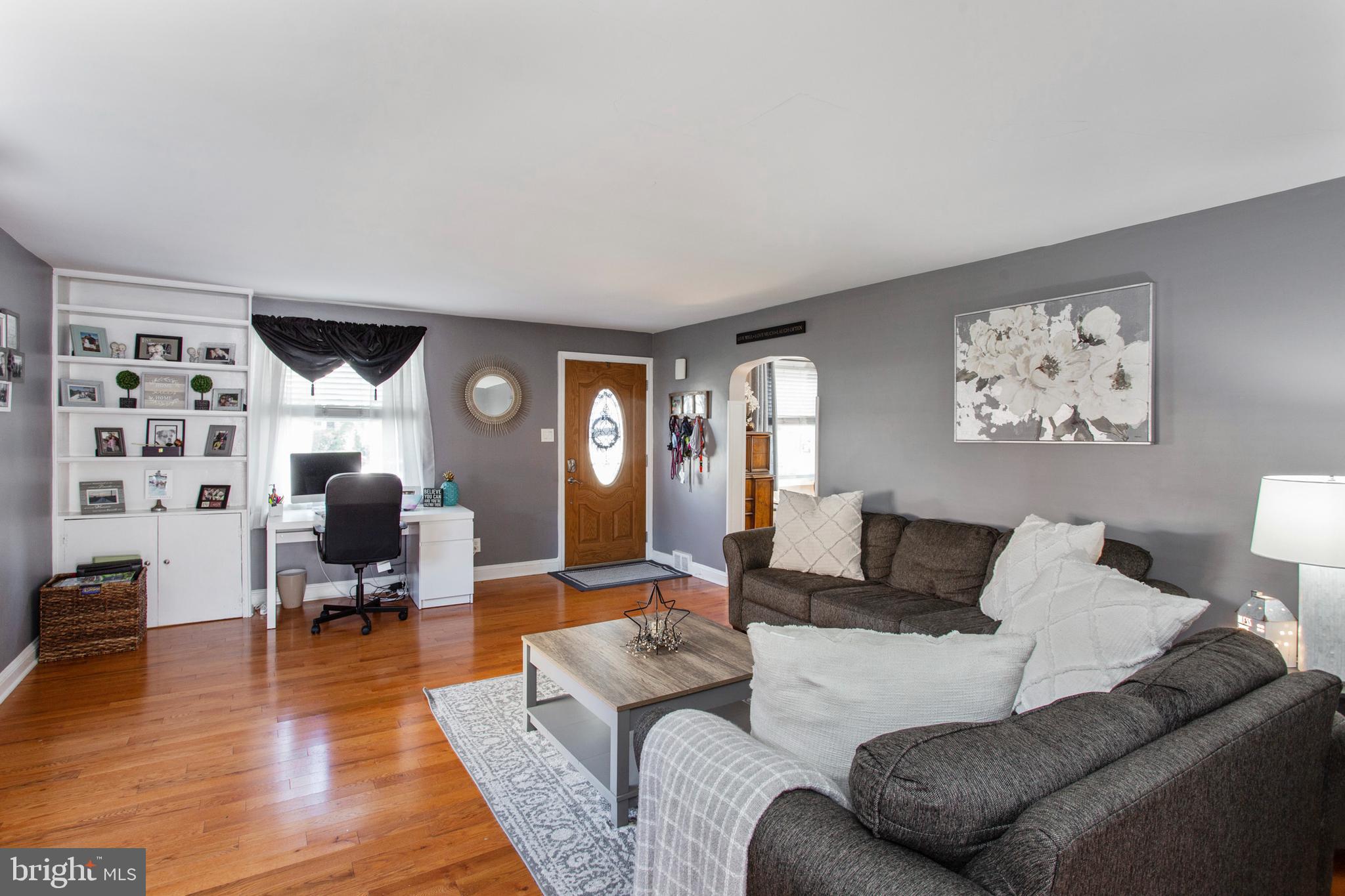 126 Kent Road Springfield, PA 19064 - Photo 6 of 34 Spacious Living Room