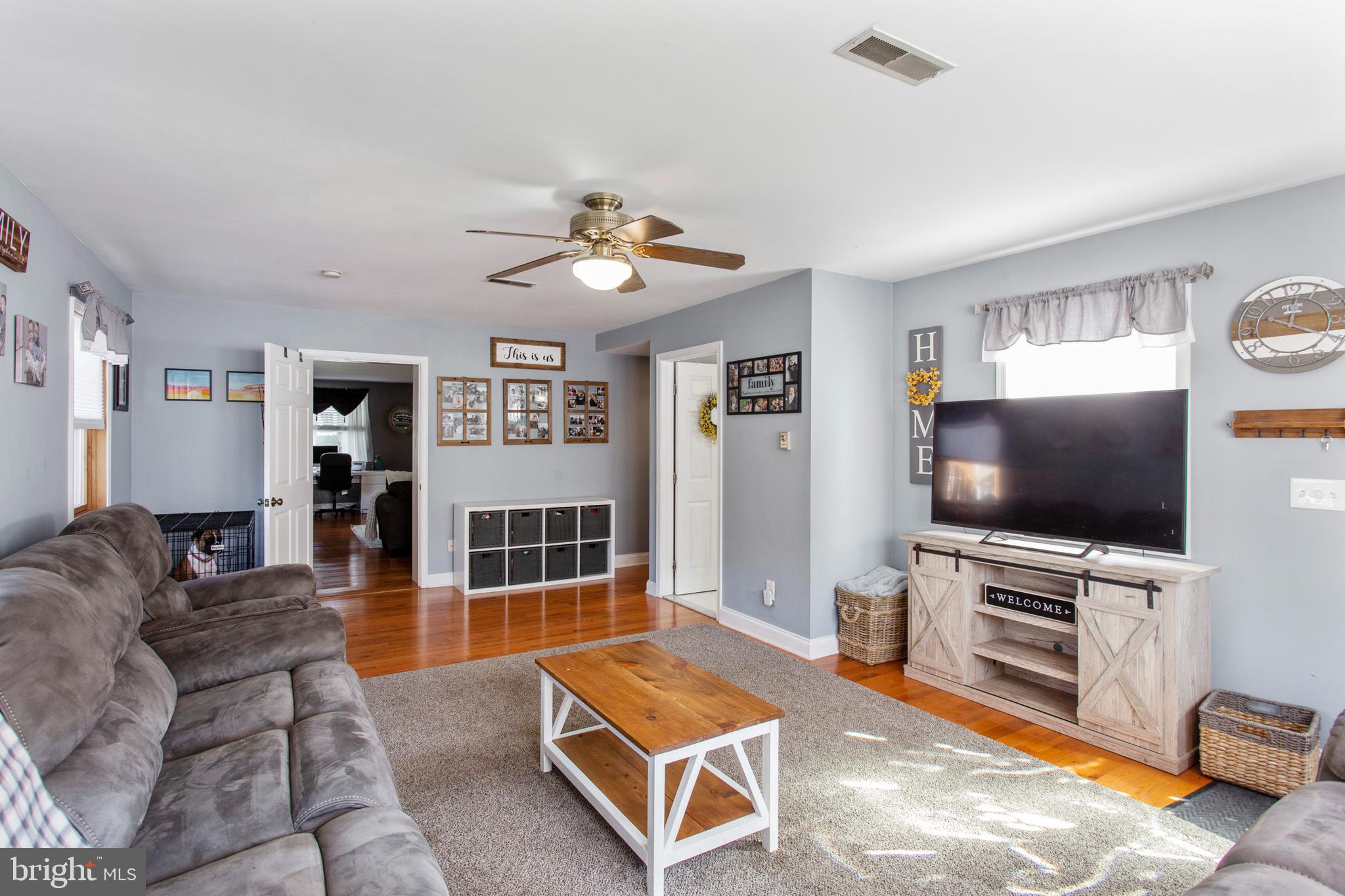 126 Kent Road Springfield, PA 19064 - Photo 7 of 34 Large Family Room with Full Bathroom