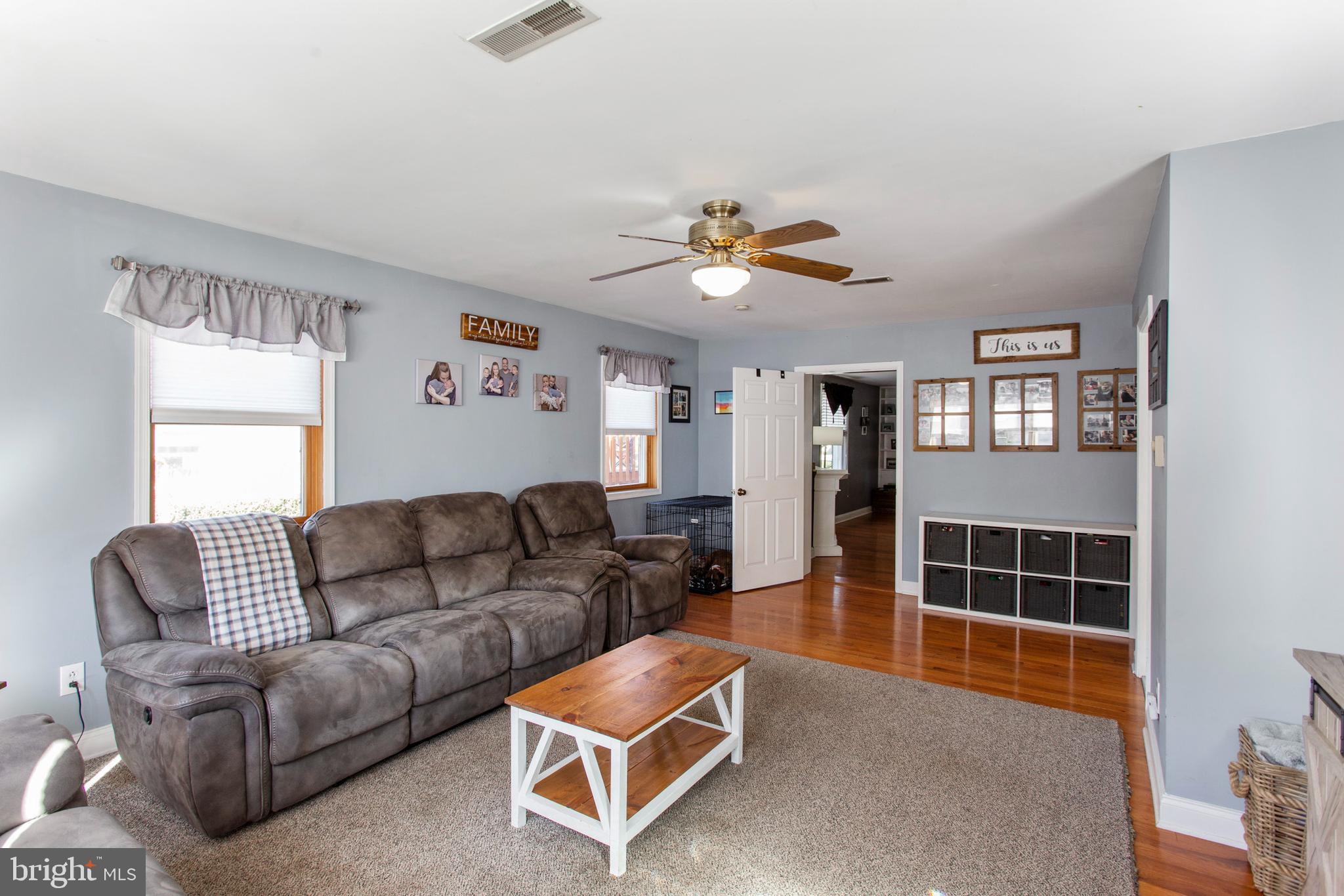 126 Kent Road Springfield, PA 19064 - Photo 8 of 34 Large Family Room with Full Bathroom