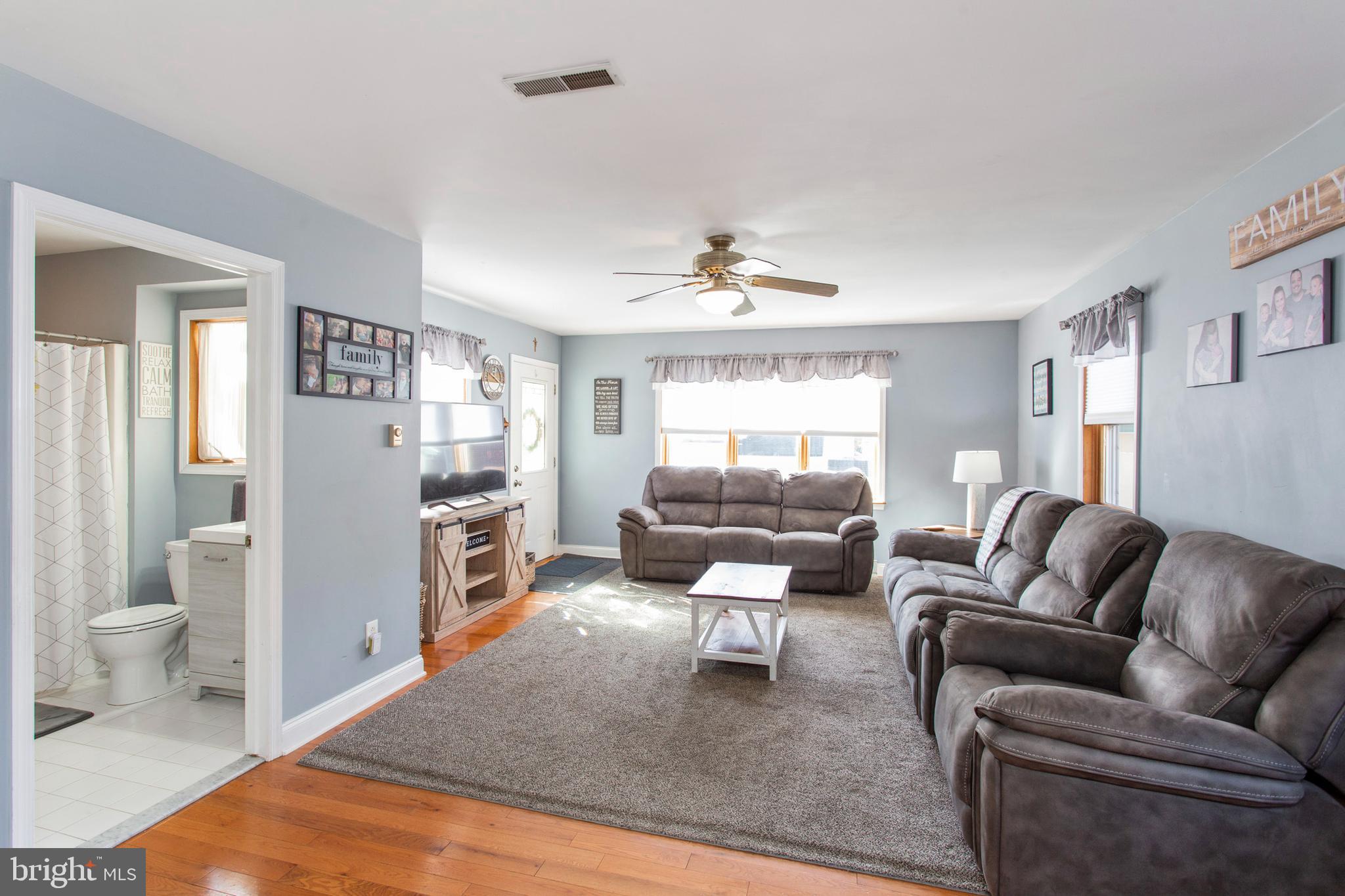 126 Kent Road Springfield, PA 19064 - Photo 9 of 34 Large Family Room & Exit to Driveway