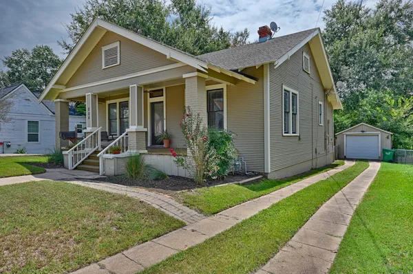 $220,000 | 804 East Academy Street, Brenham, TX 77833