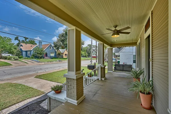 $220,000 | 804 East Academy Street, Brenham, TX 77833