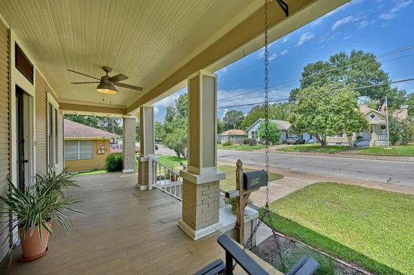 $220,000 | 804 East Academy Street, Brenham, TX 77833