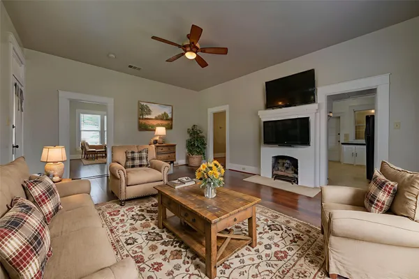 $220,000 | 804 East Academy Street, Brenham, TX 77833