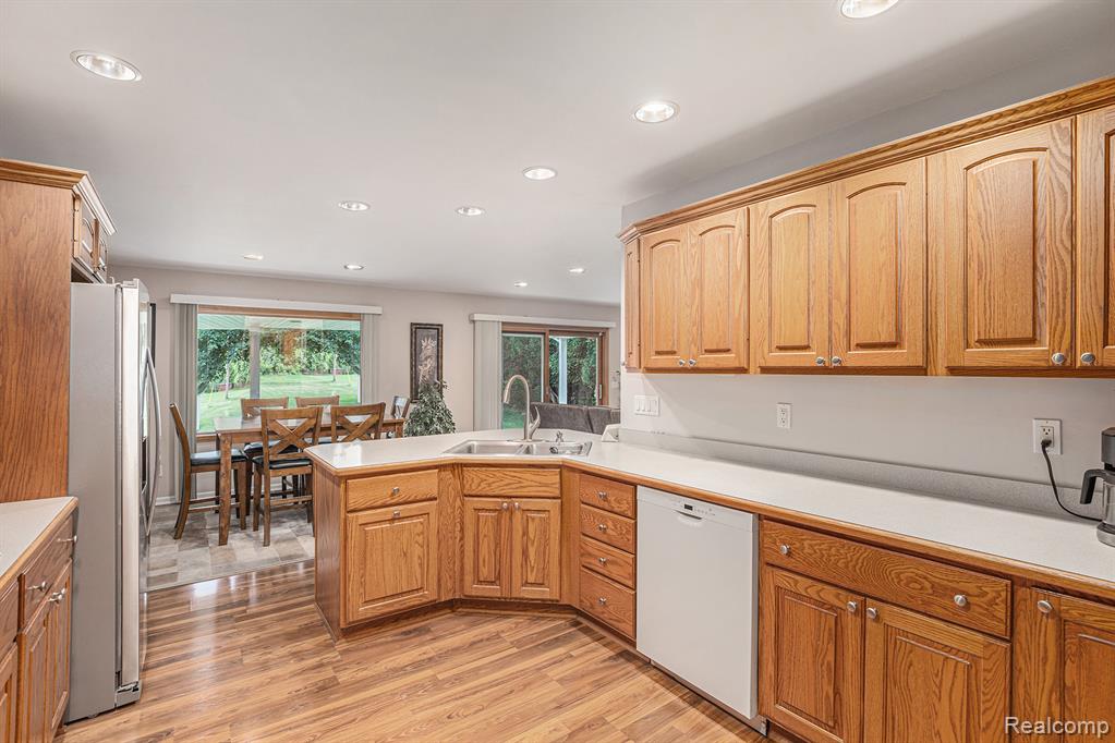 3074 Woodcrest Road Rochester Hills, MI 48309 - Photo 11 of 39