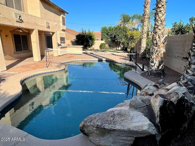 a view of a house with backyard