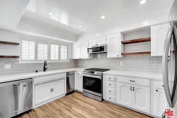 $3,800 | 4415 Saugus Avenue, Unit 209, Sherman Oaks, CA 91403