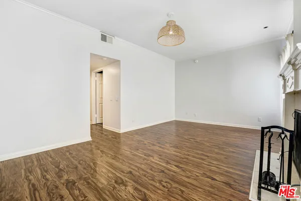 $3,800 | 4415 Saugus Avenue, Unit 209, Sherman Oaks, CA 91403