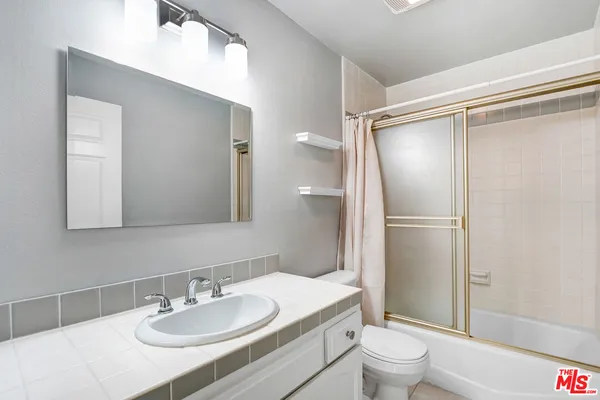 $3,800 | 4415 Saugus Avenue, Unit 209, Sherman Oaks, CA 91403