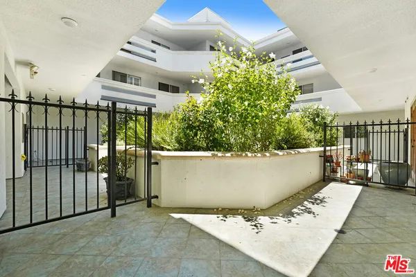 $3,800 | 4415 Saugus Avenue, Unit 209, Sherman Oaks, CA 91403
