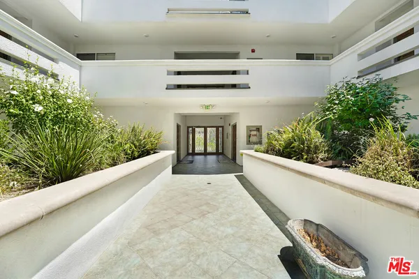 $3,800 | 4415 Saugus Avenue, Unit 209, Sherman Oaks, CA 91403