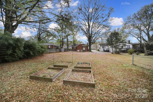 a view of a yard with a house