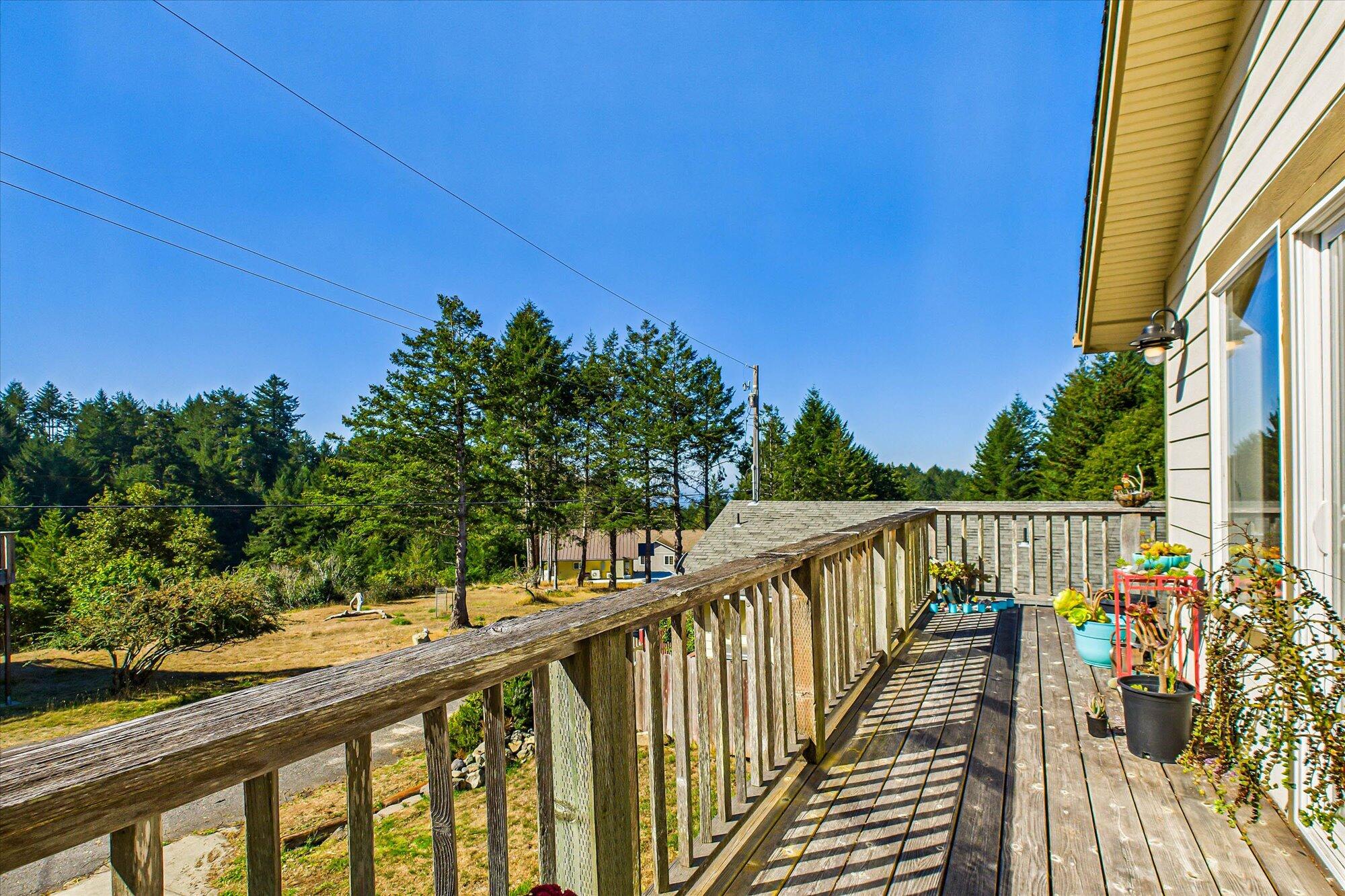 199 Spring Road Whitethorn, CA 95589 - Photo 15 of 37