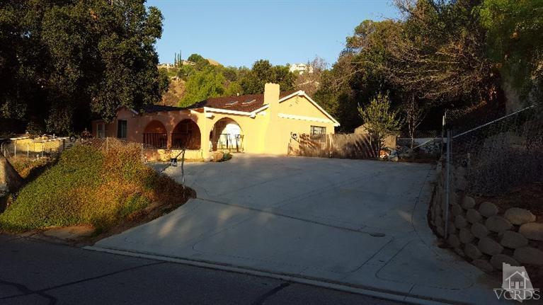 1005 Katherine Road Simi Valley, CA 93063 - Photo 4 of 18 a view of a yard with table and chairs