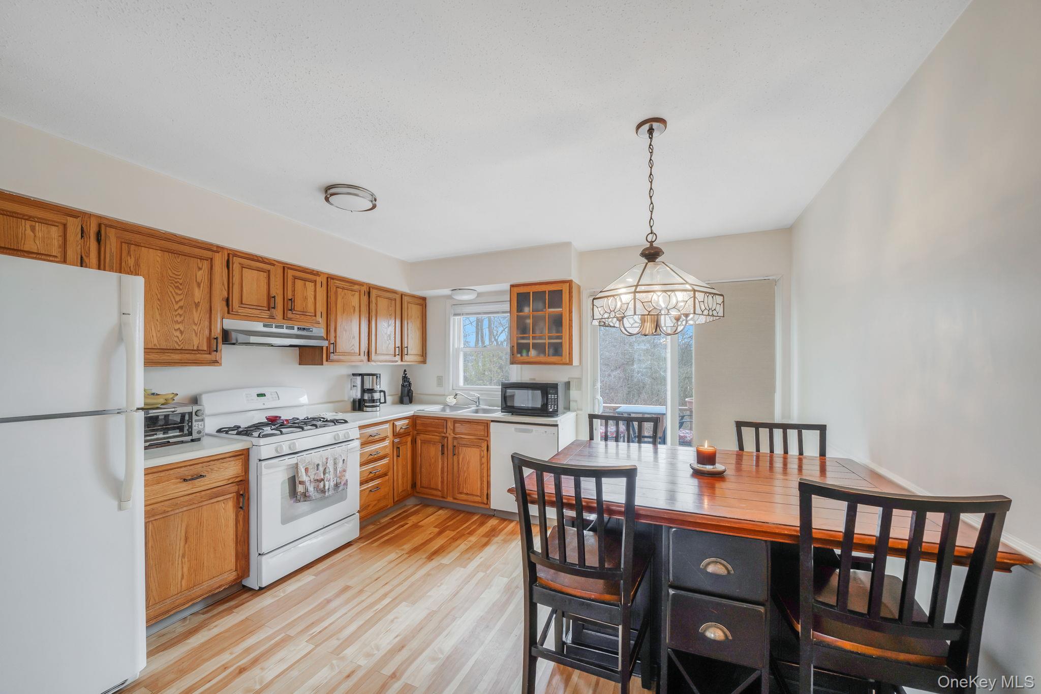 190 Merrick Road, Unit 35 Amityville, NY 11701 - Photo 7 of 17