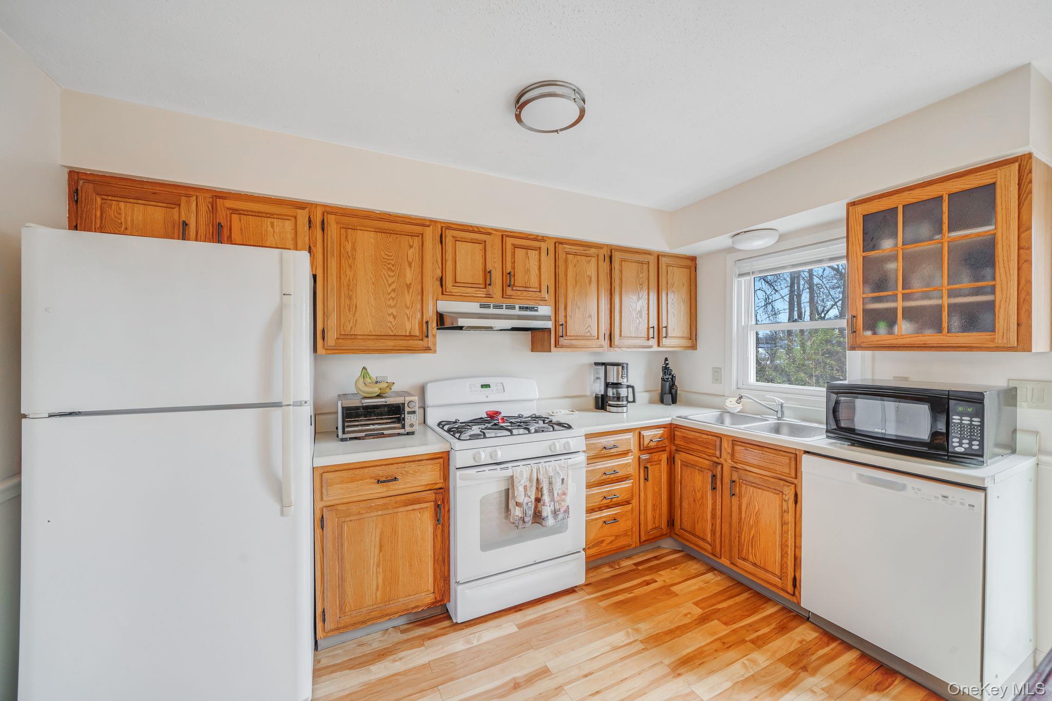 190 Merrick Road, Unit 35 Amityville, NY 11701 - Photo 8 of 17