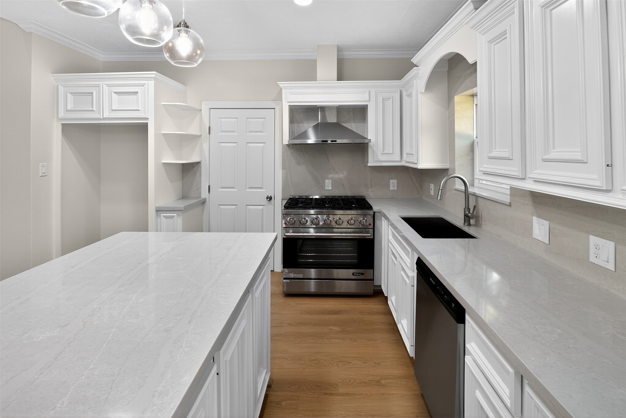 406 Hohldale Street Houston, TX 77091 - Photo 12 of 39 Lots of cabinets