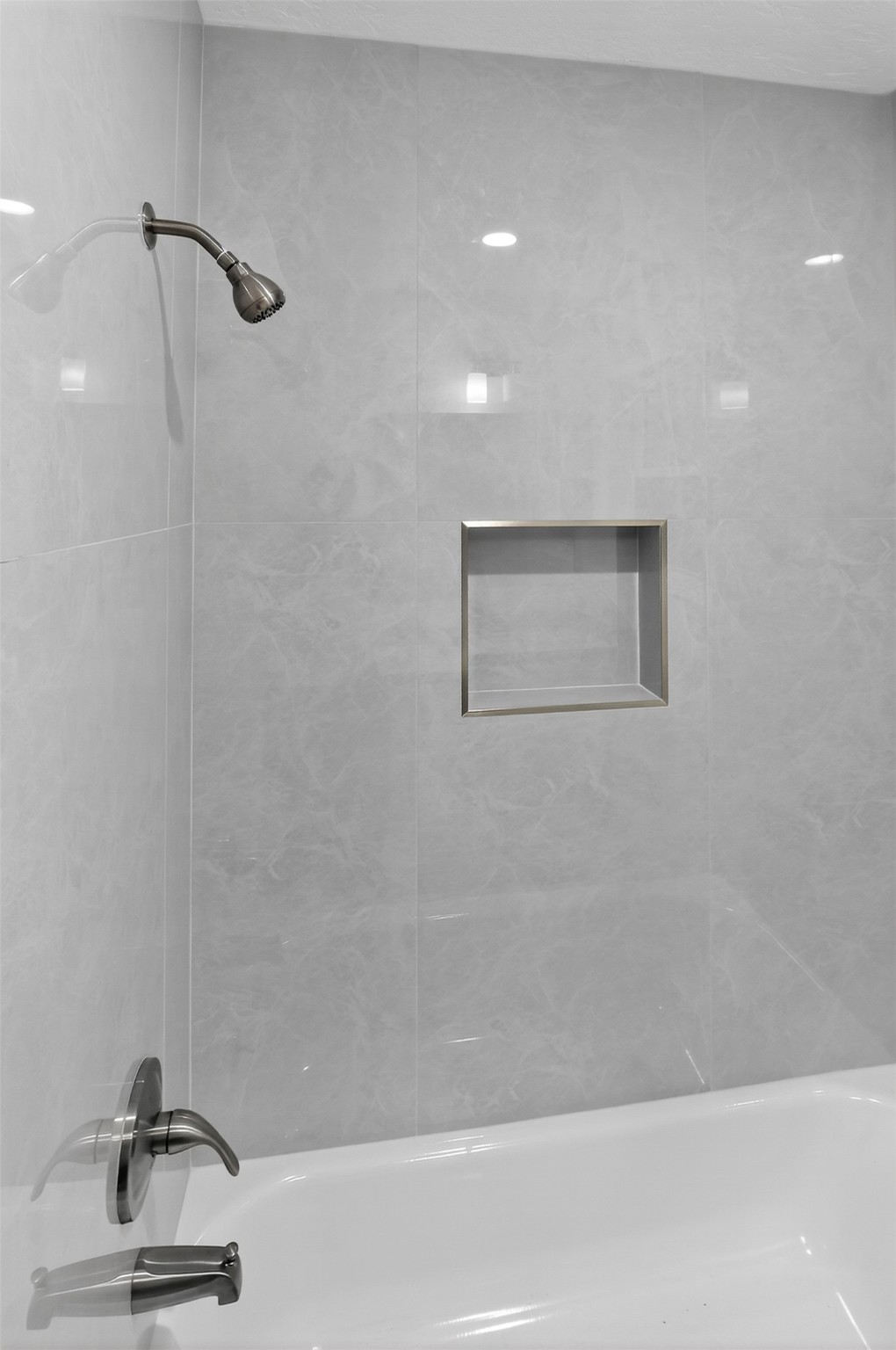 406 Hohldale Street Houston, TX 77091 - Photo 18 of 39 Full bath downstairs