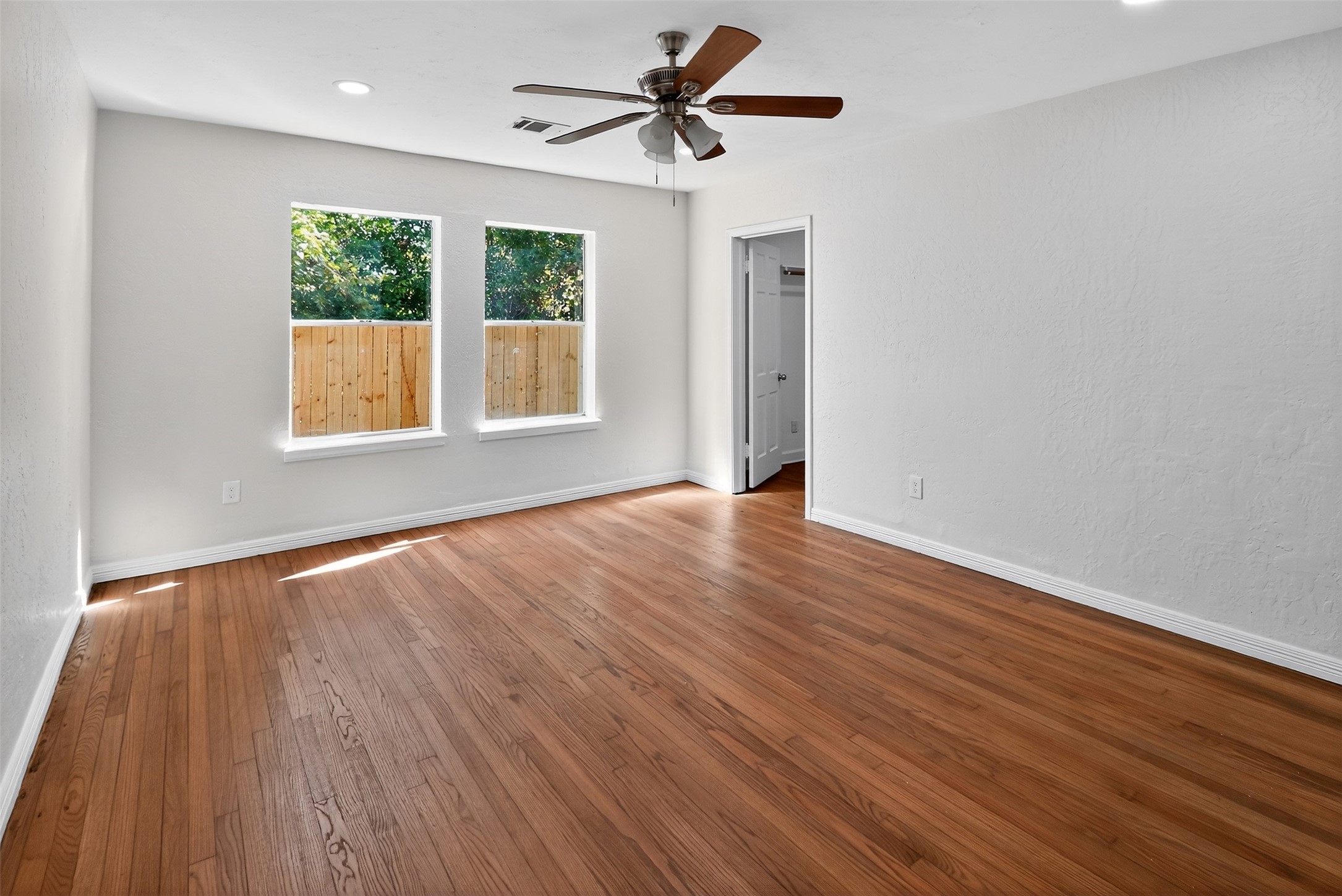 406 Hohldale Street Houston, TX 77091 - Photo 19 of 39 Large primary with multiple closets