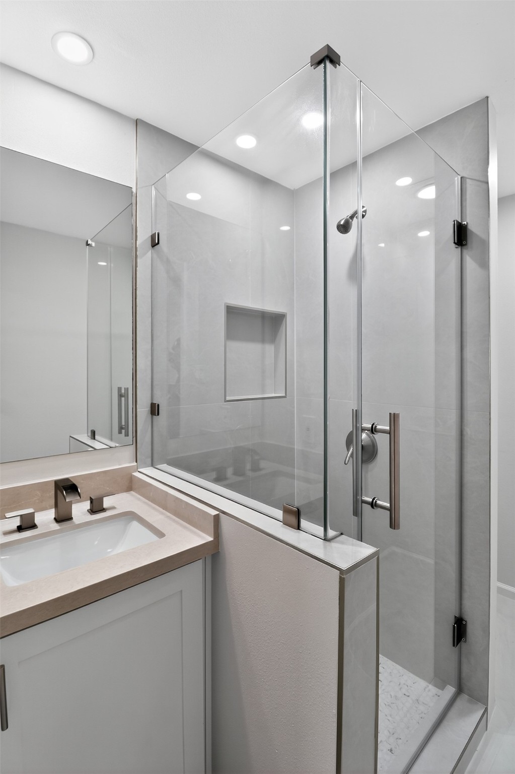 406 Hohldale Street Houston, TX 77091 - Photo 28 of 39 Full shower and bathroom