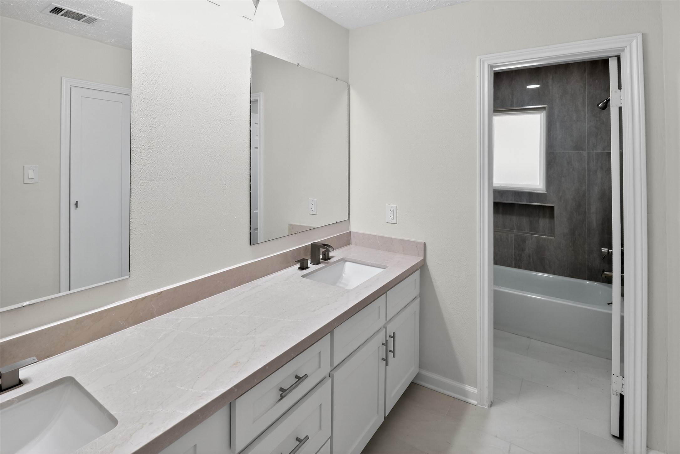 406 Hohldale Street Houston, TX 77091 - Photo 31 of 39 Double vanity