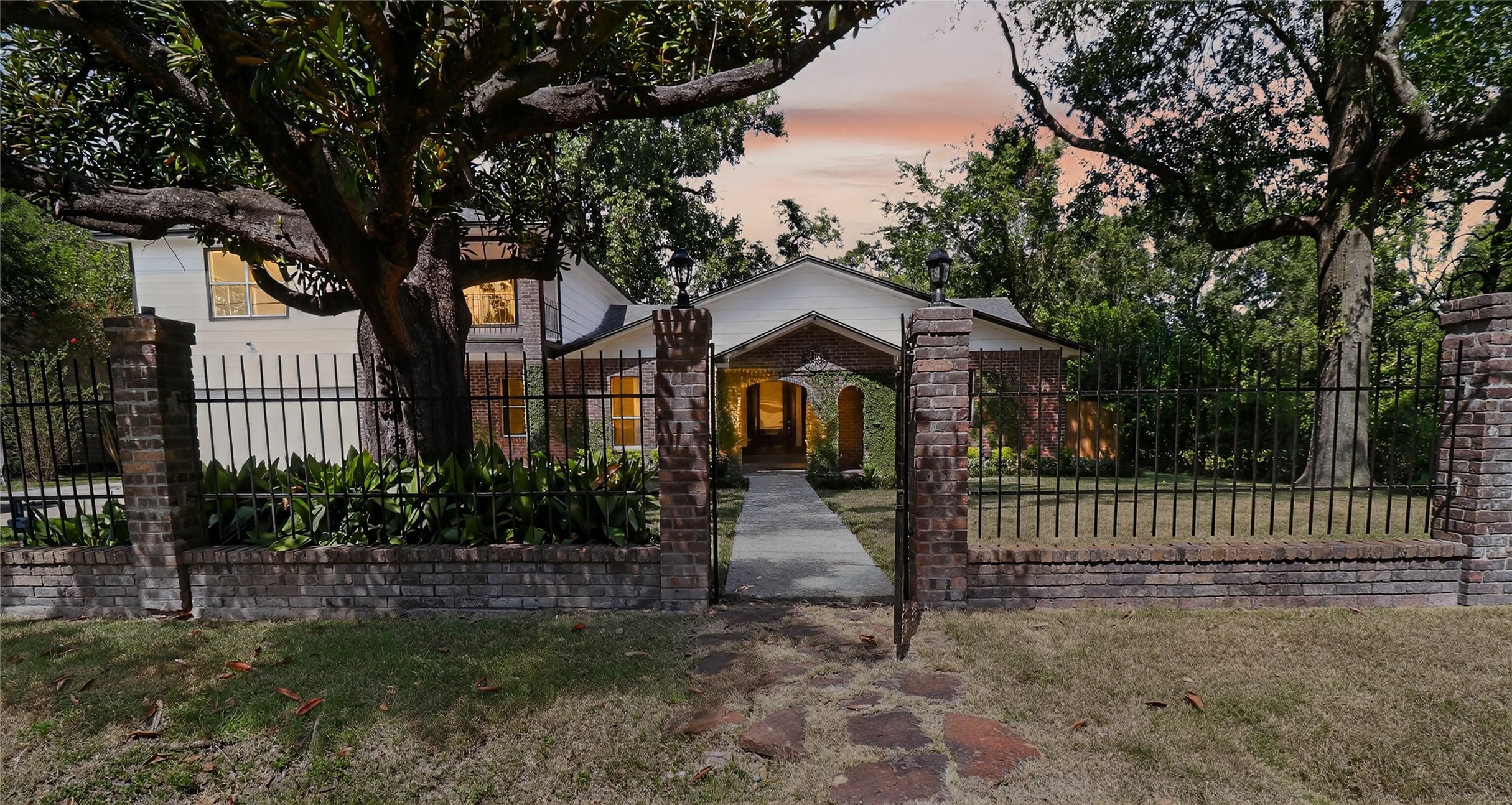 406 Hohldale Street Houston, TX 77091 - Photo 39 of 39 Gated entrance