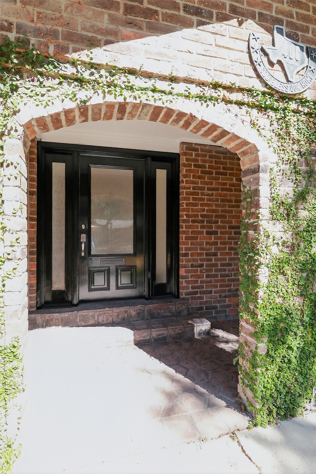 406 Hohldale Street Houston, TX 77091 - Photo 5 of 39 Arched covered entry