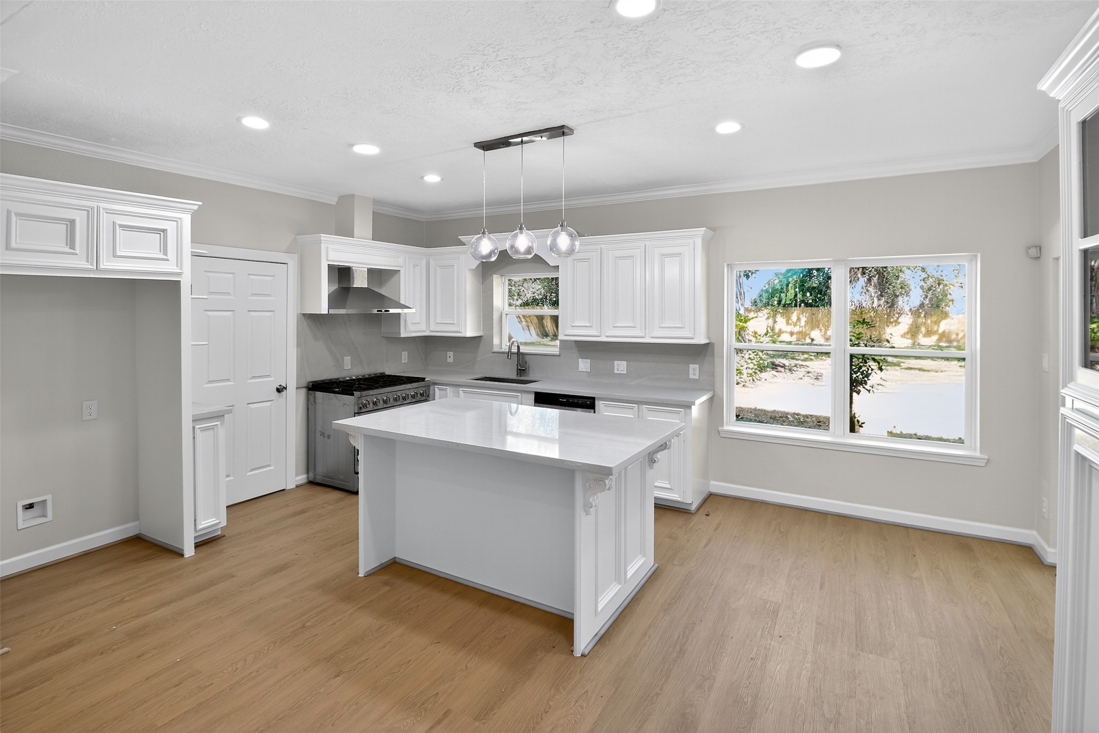 406 Hohldale Street Houston, TX 77091 - Photo 9 of 39 Quartz contertops