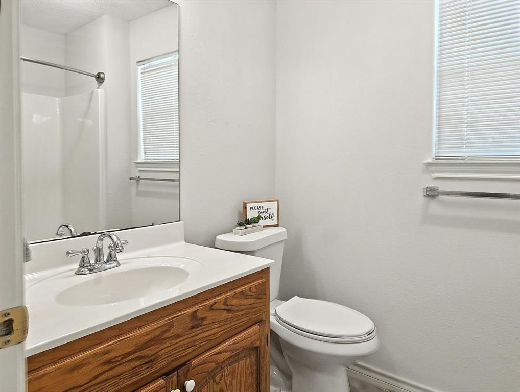 895 Pr 202 / Highway Hamilton, TX 76531 - Photo 19 of 40 a bathroom with a sink toilet and a mirror