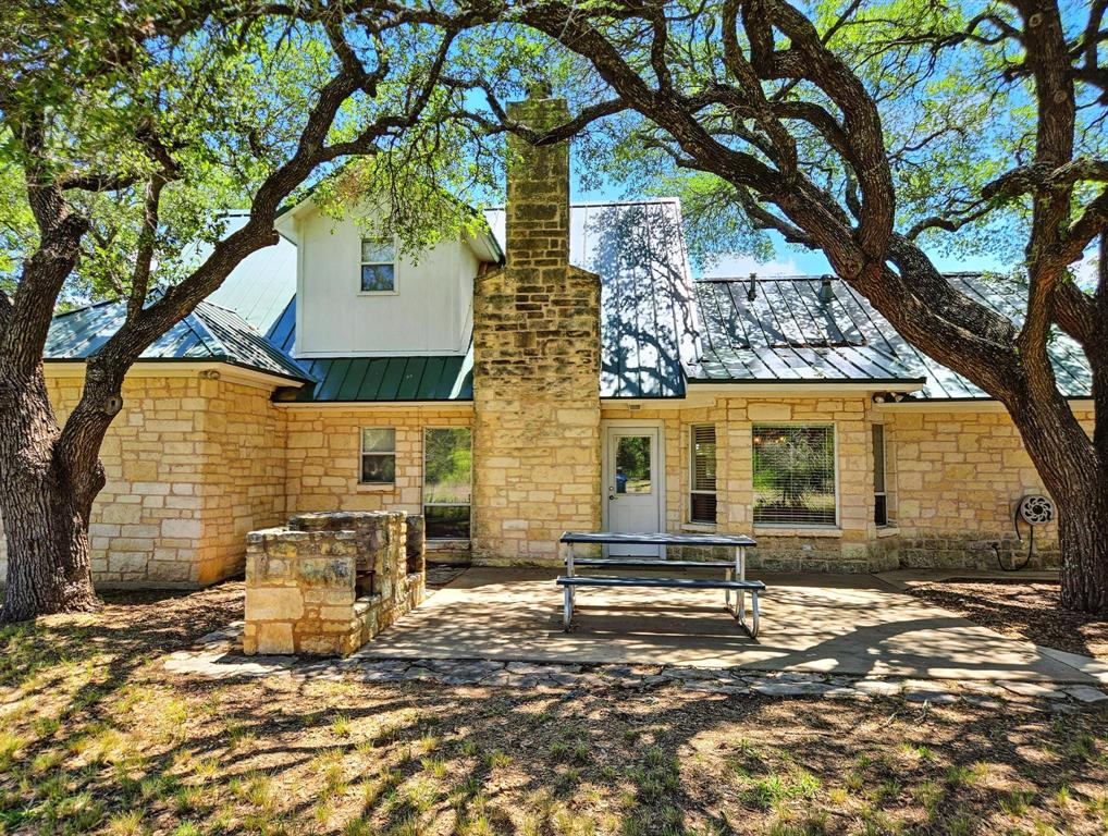 895 Pr 202 / Highway Hamilton, TX 76531 - Photo 10 of 40 a front view of a house with a tree