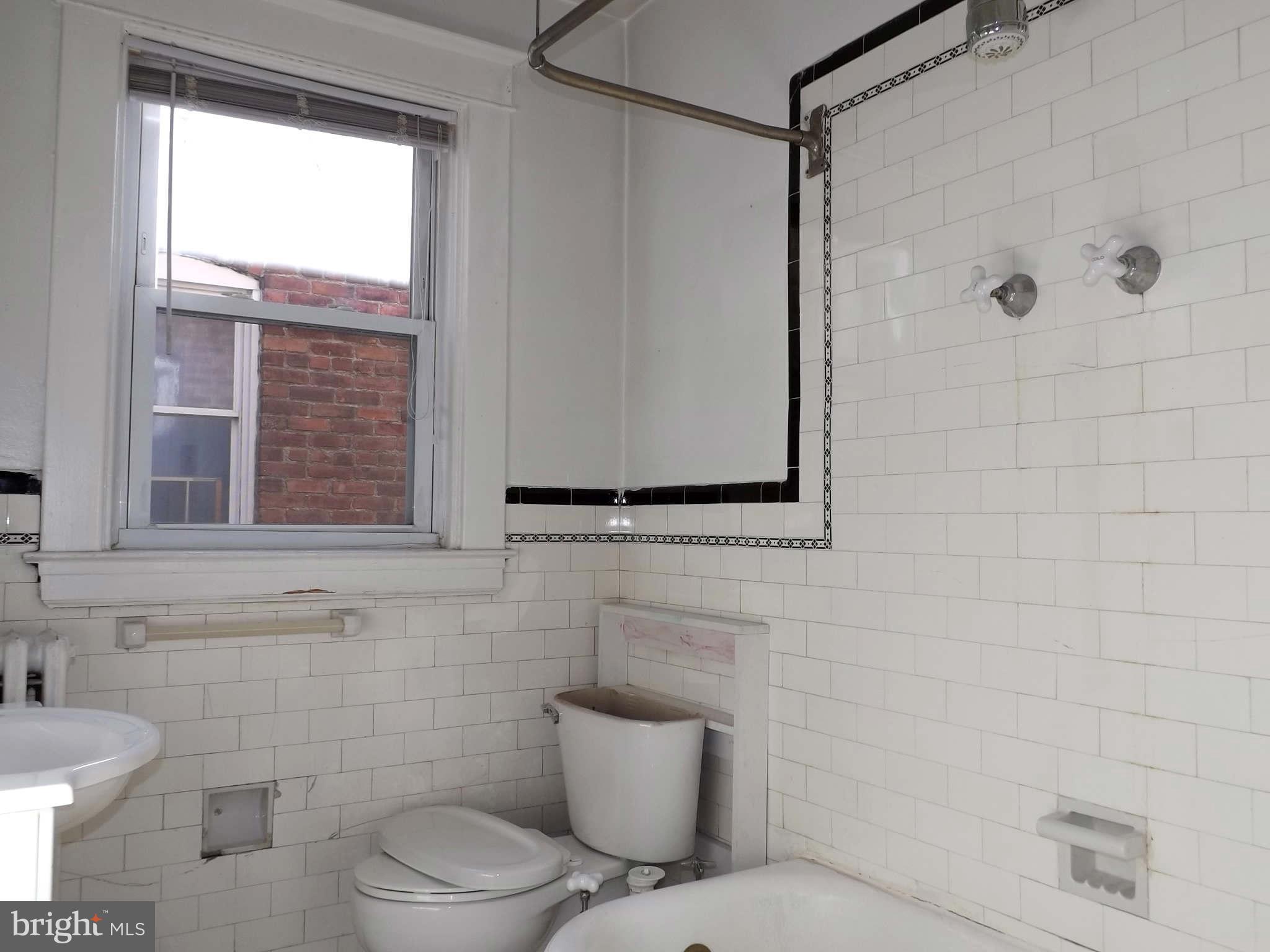 5120 Harford Road Baltimore, MD 21214 - Photo 13 of 18 Bath