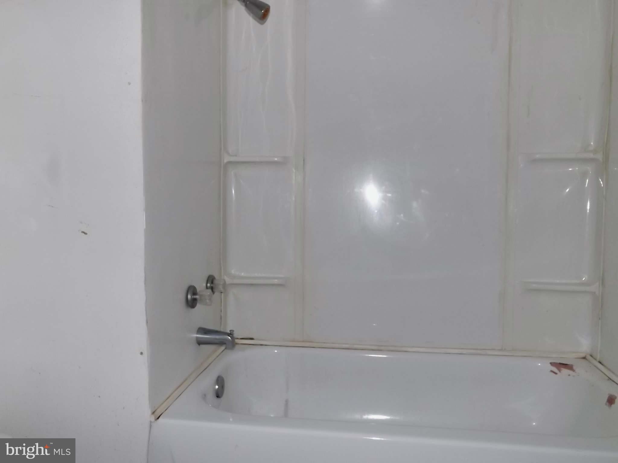 5120 Harford Road Baltimore, MD 21214 - Photo 15 of 18 Bath