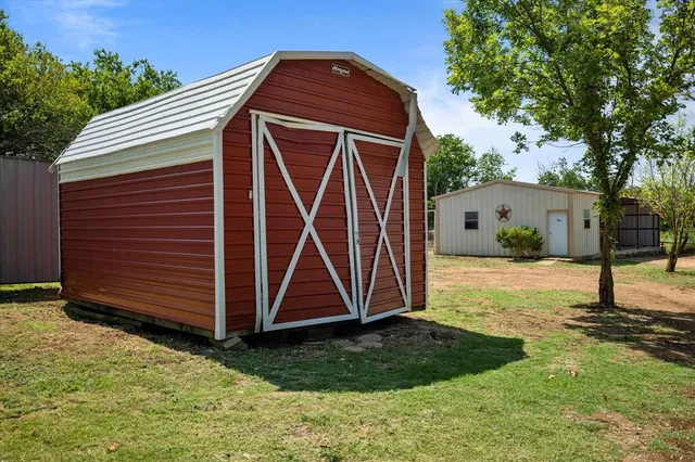 $990,000 | 402 North Pkwy Drive, Alvarado, TX 76009