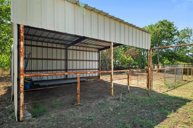 $990,000 | 402 North Pkwy Drive, Alvarado, TX 76009