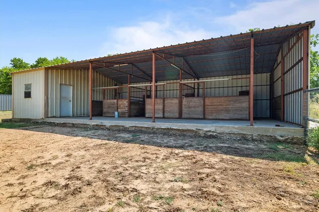 $990,000 | 402 North Pkwy Drive, Alvarado, TX 76009