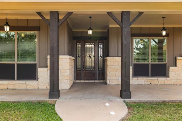 $990,000 | 402 North Pkwy Drive, Alvarado, TX 76009