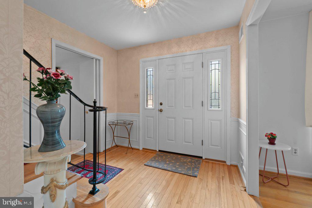 9704 Hall Road Potomac, MD 20854 - Photo 4 of 41 a very nice looking room with wooden floor and a potted plant