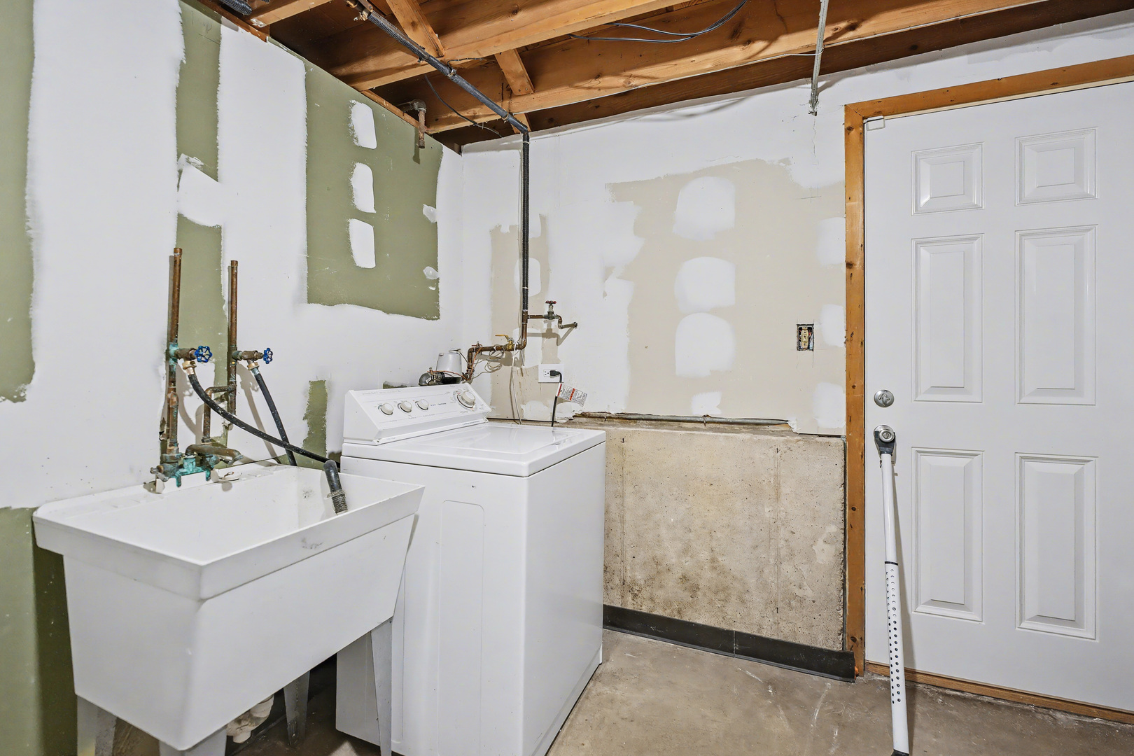 118 Evergreen Street Addison, IL 60101 - Photo 26 of 38 a bathroom with a sink vanity and a mirror