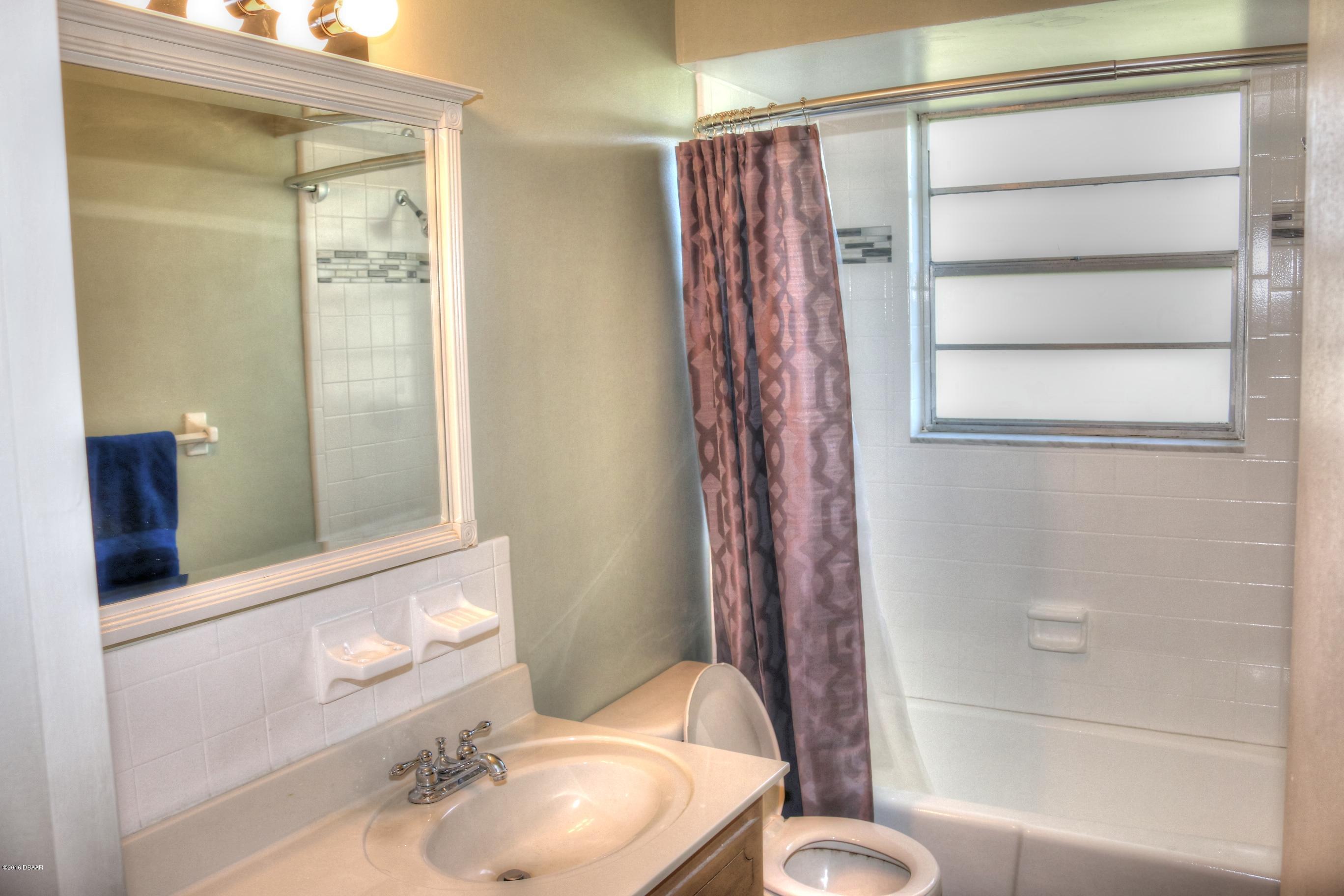 636 Sherman Road South Daytona, FL 32119 - Photo 18 of 23 18Bath__636 Sherman South Daytona Florid
