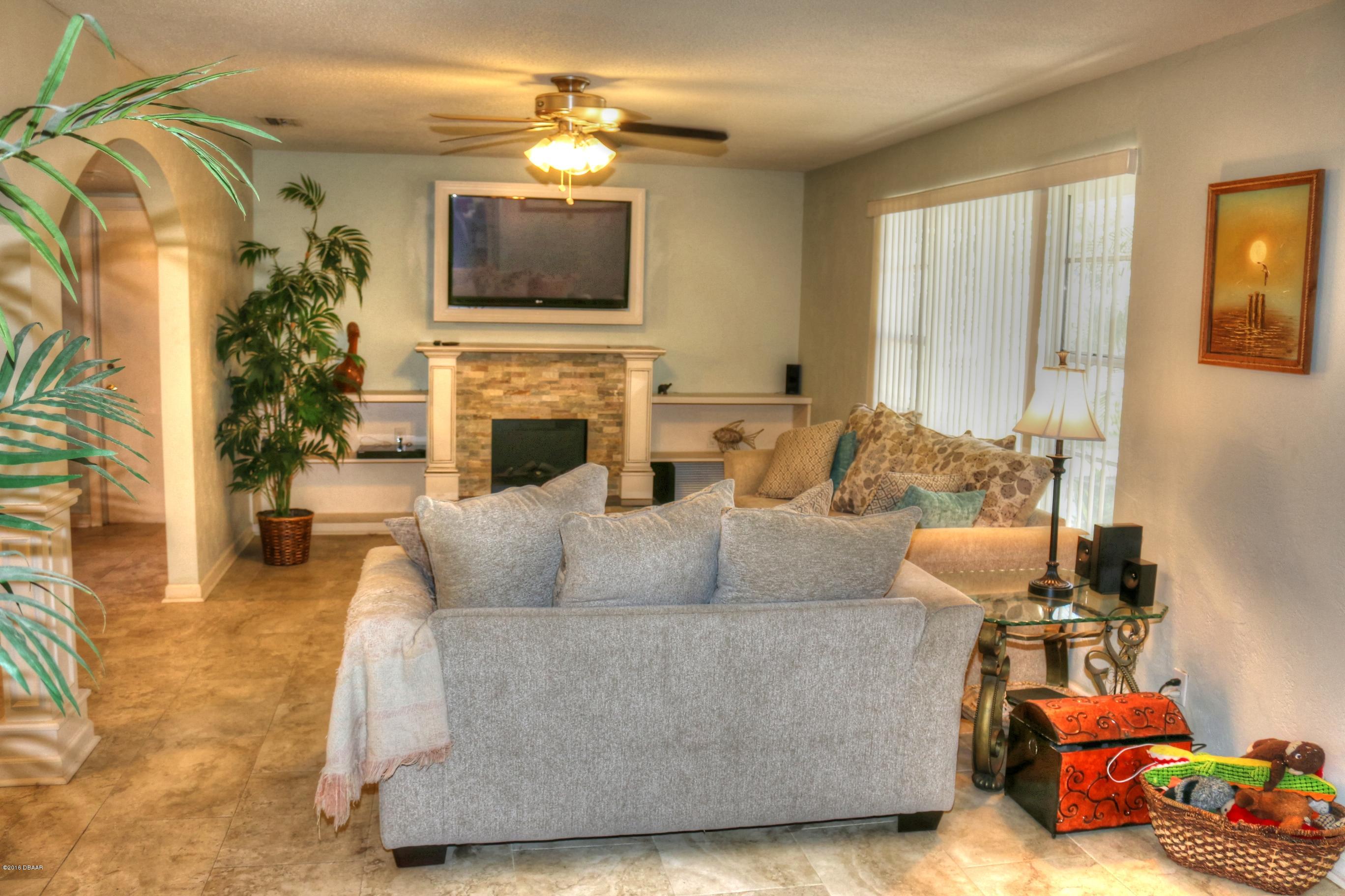 636 Sherman Road South Daytona, FL 32119 - Photo 7 of 23 7Living__636 Sherman South Daytona Flori