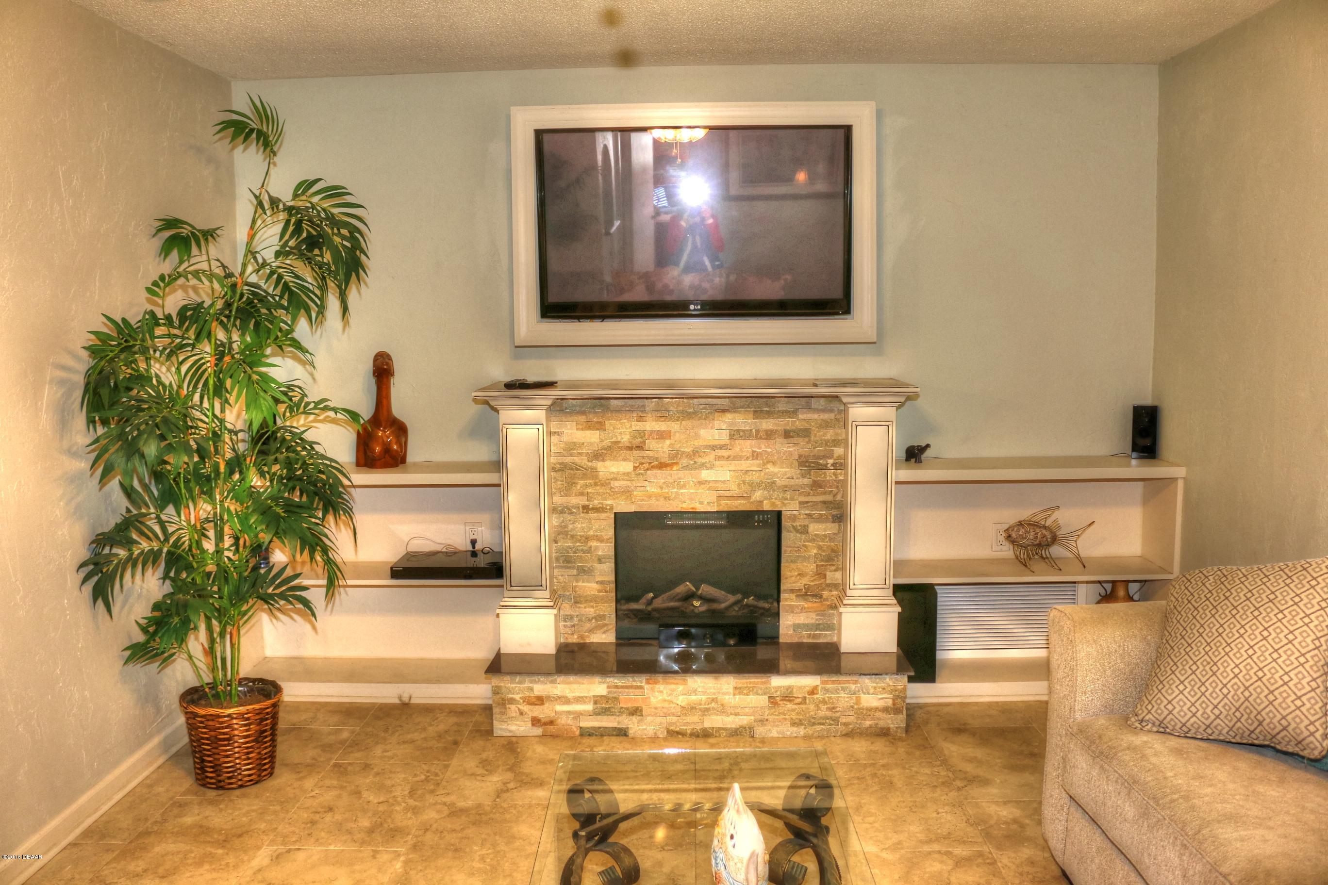 636 Sherman Road South Daytona, FL 32119 - Photo 9 of 23 9Living__636 Sherman South Daytona Flori