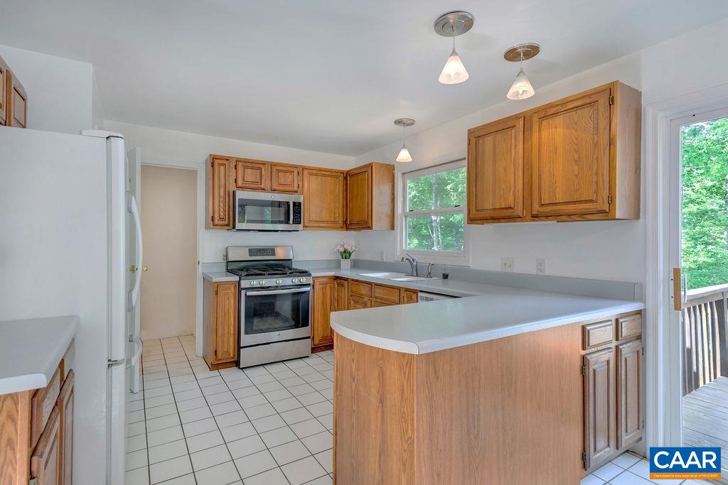 18 Laguna Road Palmyra, VA 22963 - Photo 8 of 34 a kitchen with a stove a sink and a refrigerator