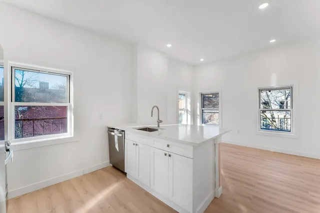 $3,600 | 306 Varick Street, Unit 4, Jersey City, NJ 07302