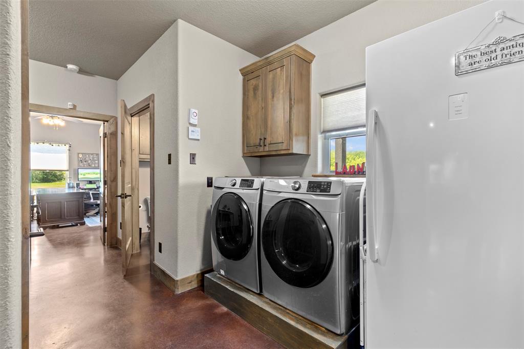 5555 Wright Road Sherman, TX 75092 - Photo 22 of 40 a utility room with dryer and washer