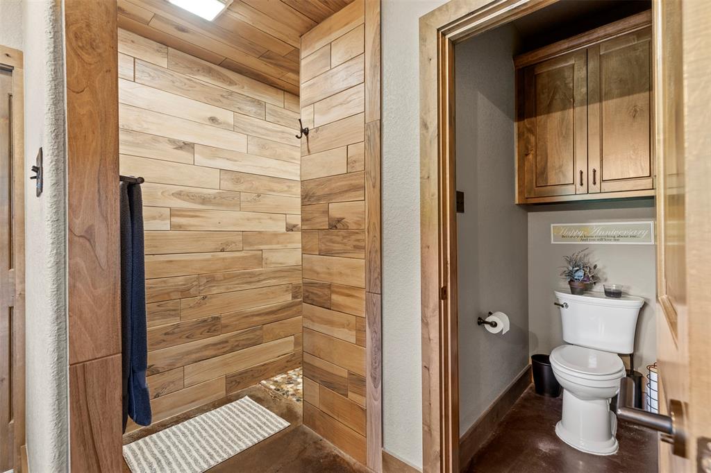 5555 Wright Road Sherman, TX 75092 - Photo 26 of 40 a bathroom with a toilet and a shower