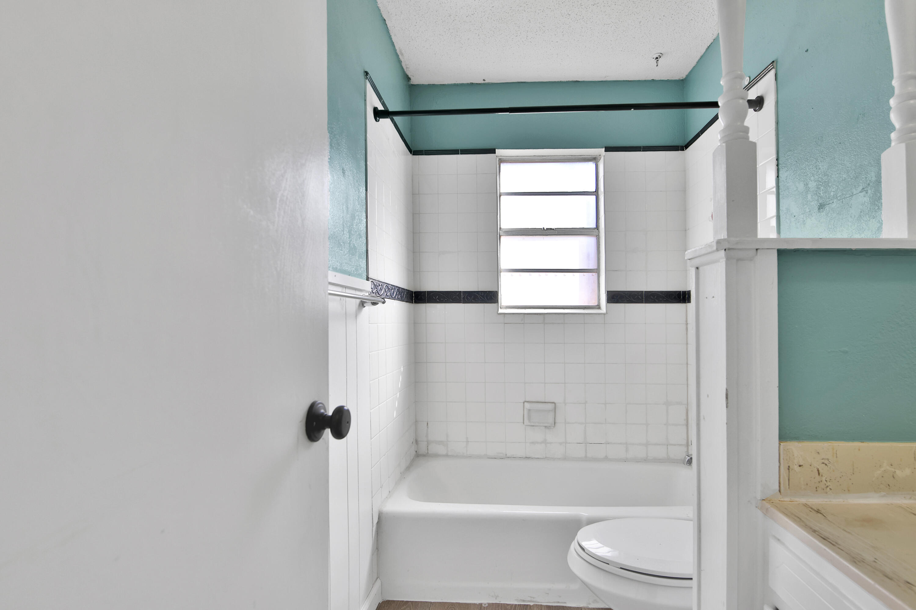 6607 Avenue U Lubbock, TX 79412 - Photo 23 of 25 a bathroom with a toilet and a bathtub
